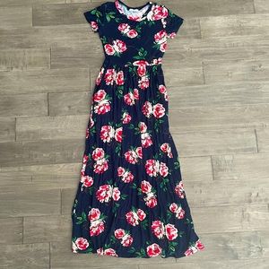 Small short sleeve floral maxi dress with pockets